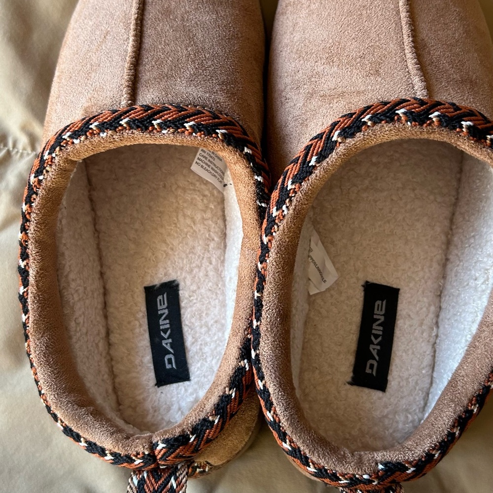 Dakine Cream Slippers with Cozy Lining NWT